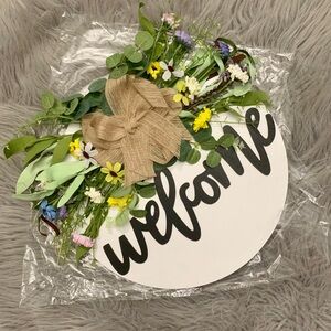 NEW wood round circle flower “Welcome” sign wreath, white & black